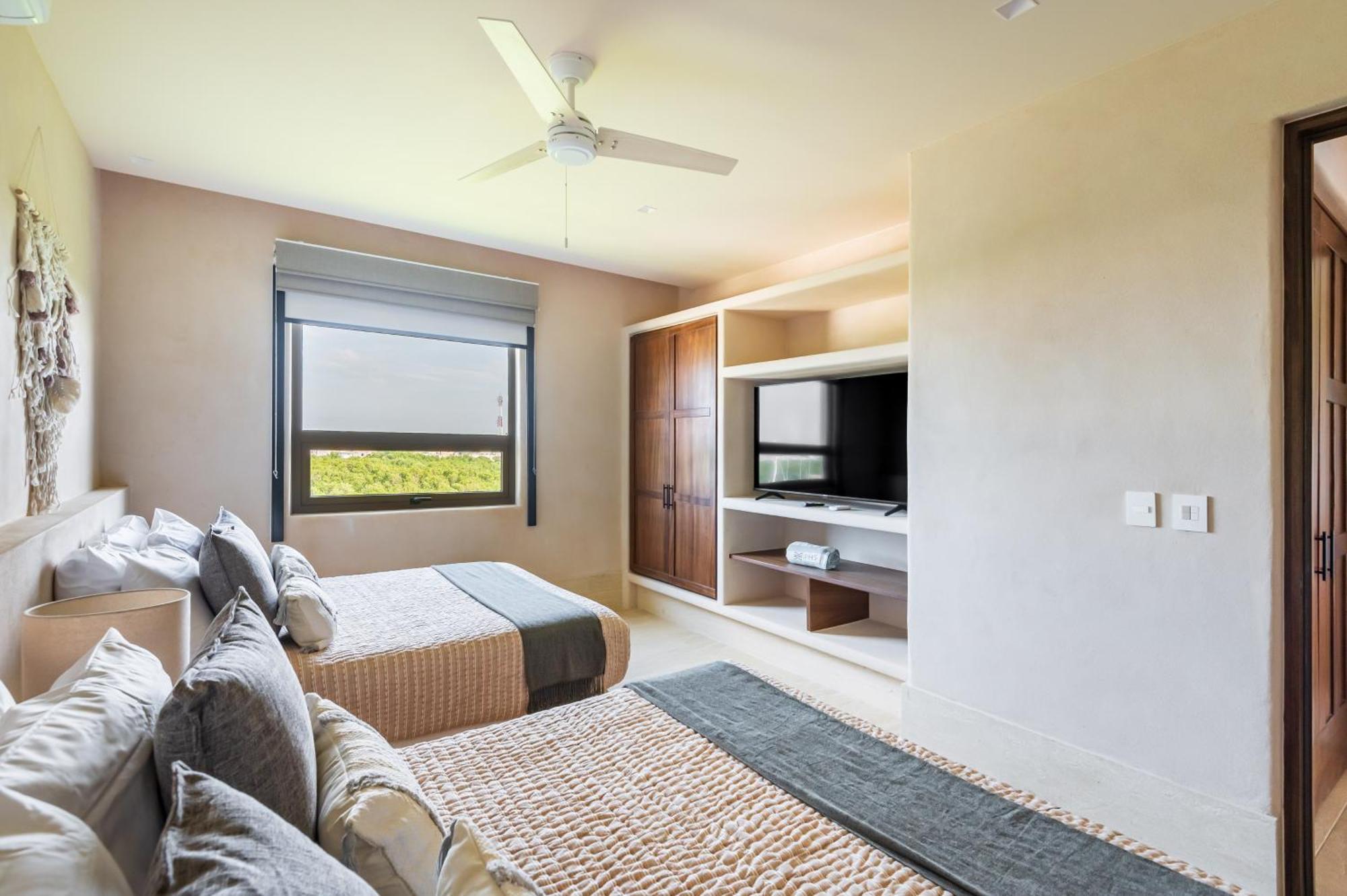 Artila Condos, * Isla Mujeres